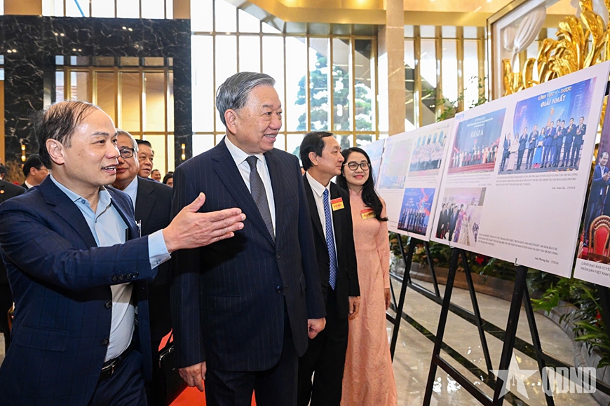 Party General Secretary To Lam visits the exhibition space showcasing digital transformation achievements in journalism ahead of the conference. (Photo: PANO)