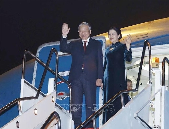 CPV General Secretary To Lam and his spouse Ngo Phuong Ly leave the Wattay International Airport in Vientiane on December 2 evening, successfully concluding their two-day state visit to Laos.
(Photo: VNA)