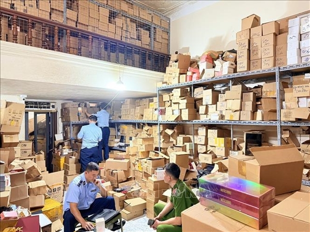 Thousands of perfumes and cosmetic products of unknown origin are seized by Hanoi's authorities. — VNA/VNS Photo