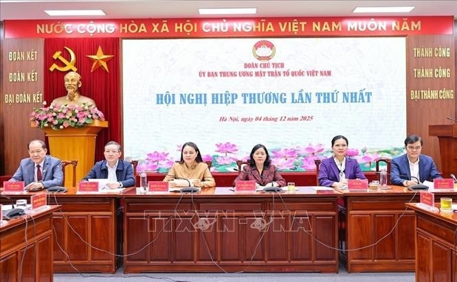 The Presidium of the Vietnam Fatherland Front (VFF) Central Committee chairs the first consultation on December 4. (Photo: VNA)