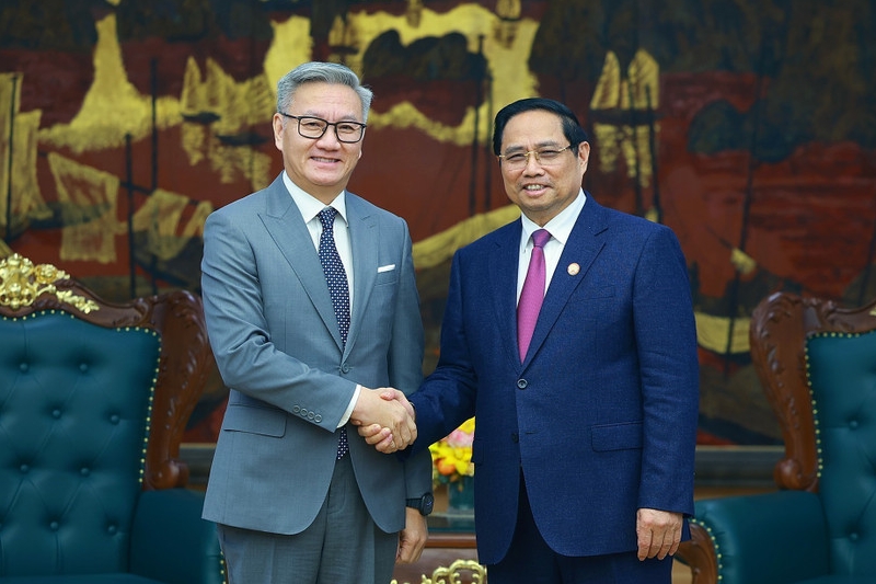 Prime Minister Pham Minh Chinh (R) receives Lao Minister of Foreign Affairs Thongsavanh Phomvihane in Hanoi on December 18, 2025. (Photo: VNA)