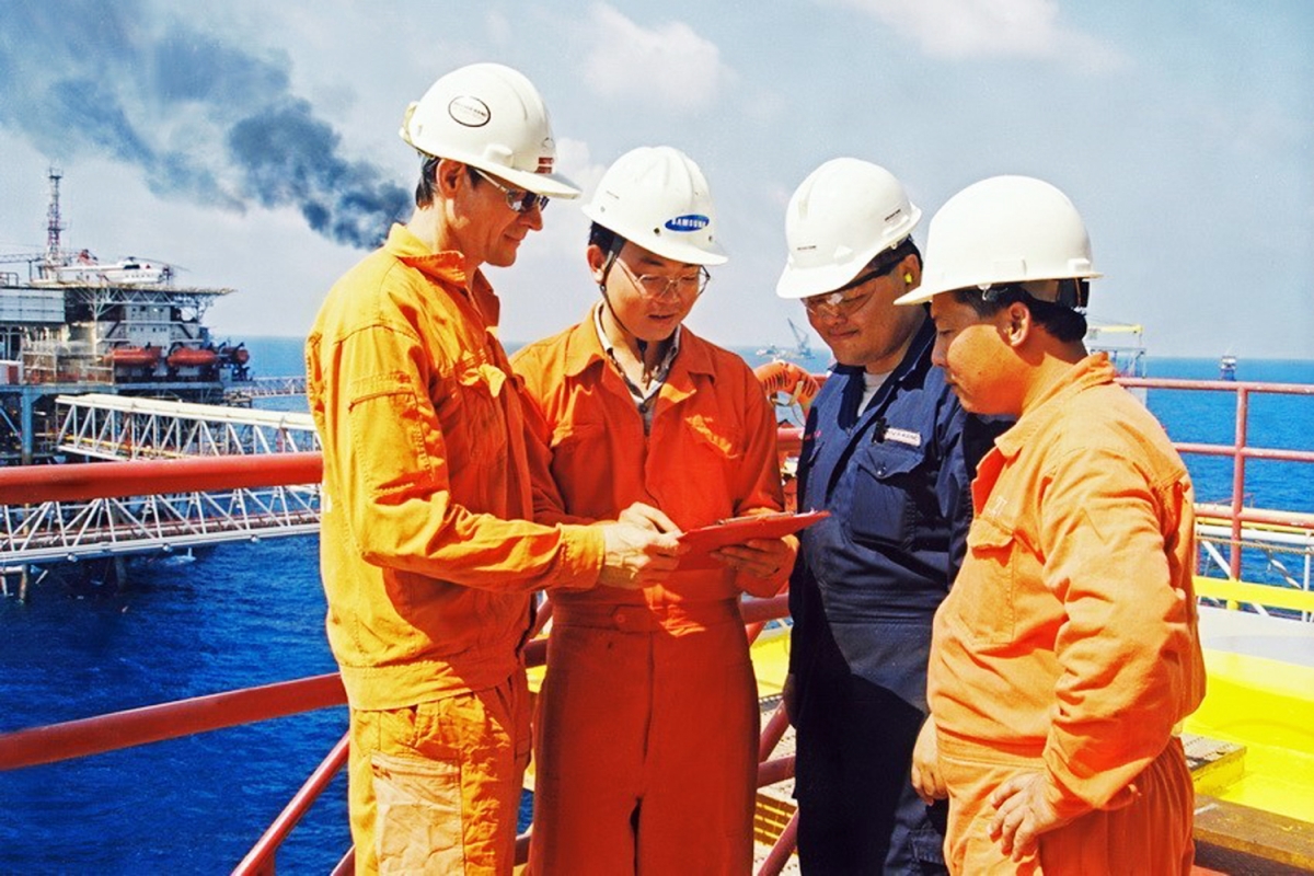 Russian experts provide technical support at a Vietsovpetro drilling platform (Photo: tapchicongsan.org.vn)