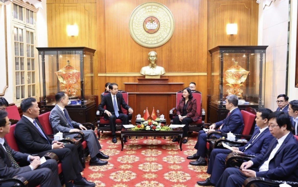 At the meeting between Bui Thi Minh Hoai, President of the Vietnam Fatherland Front (VFF) Central Committee, and Chinese Ambassador to Vietnam He Wei on December 4. (Photo: VNA)
