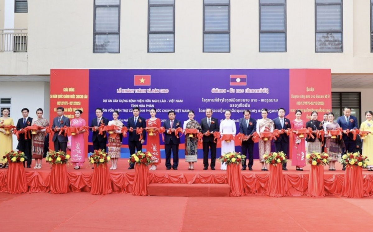 At the inauguration and handover ceremony of the Laos-Vietnam friendship hospital in Houaphanh province, northern Laos, on December 4. (Photo: baochinhphu.vn)
