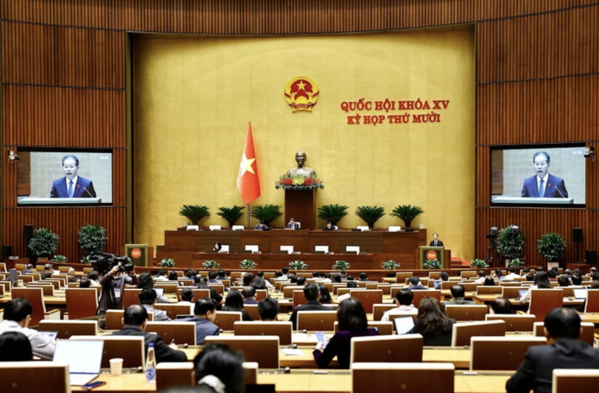 Chief Justice of the Supreme People’s Court Nguyen Van Quang presents the draft law. (Photo: VNA)