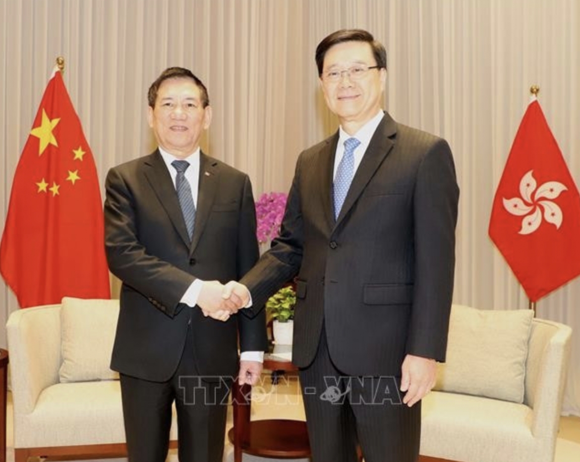 Deputy Prime Minister Ho Duc Phoc (left) and Chief Executive of the Hong Kong Special Administrative Region (HKSAR) John Lee Ka-chiu at their meeting on December 19 (Photo: VNA)