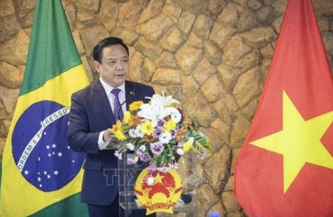 Vietnamese Ambassador to Brazil and Guyana Bui Van Nghi speaks at the event. (Photo courtesy of the Vietnamese Embassy in Brazil)