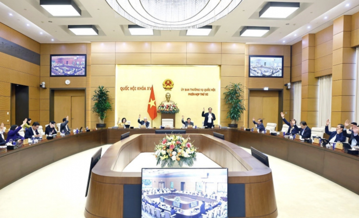 All members of the NA Standing Committee present at the session vote in favour of resolutions on administrative unit standards and urban classification. (Photo: VNA)