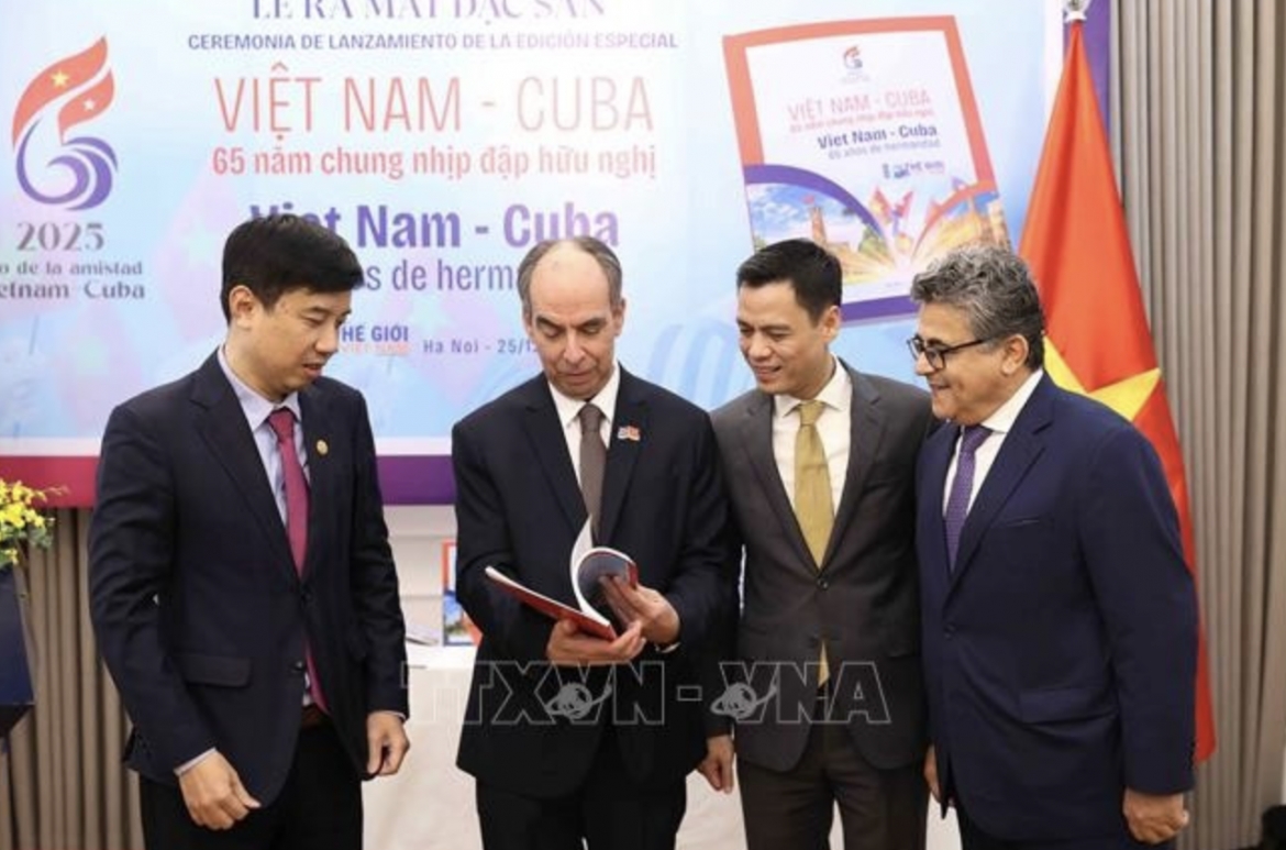 Cuban Ambassador to Vietnam Rogelio Polanco Fuentes (second from left) and delegates at the launch of the special publication. (Photo: VNA)