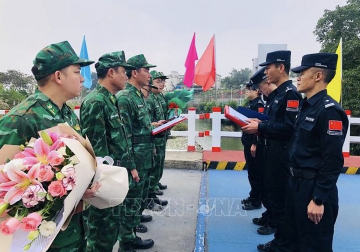 Vietnamese, Chinese soldiers begin conducting joint border patrol (Photo: VNA)