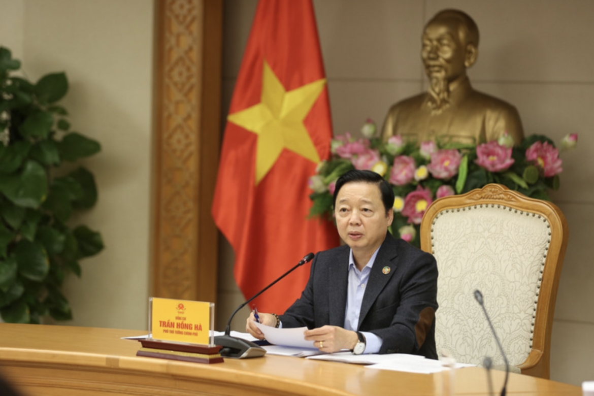 Deputy Prime Minister Tran Hong Ha speaks at the hybrid meeting to discuss draft decrees guiding the implementation of National Assembly Resolution No. 254/2025/QH15 on mechanisms and policies to address difficulties and obstacles in enforcing the Land Law. (Photo: VNA)
