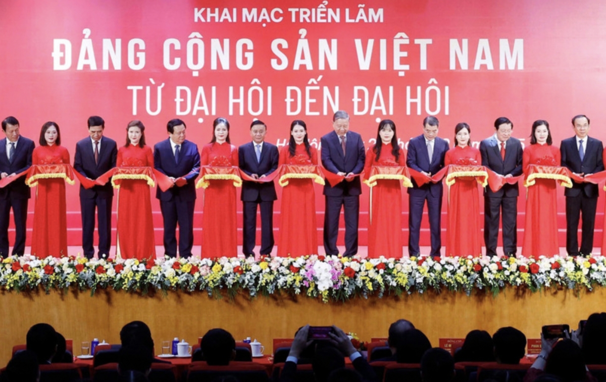 Party General Secretary To Lam (9th from left), together with senior Party and State officials, cut the ribbon to kick off the exhibition in Hanoi on December 26. (Photo: VNA)