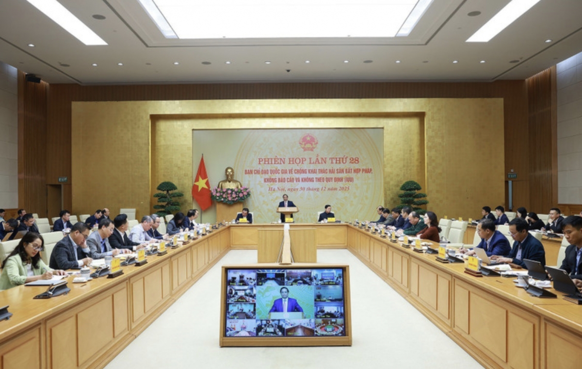 Prime Minister Pham Minh Chinh chairs the 28th meeting of the national steering committee for combating IUU fishing on December 30. (Photo: VNA)