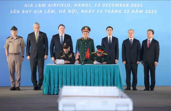 At the signing ceremony for the 171st repatriation of remains of US servicemen
(Photo: VNA)