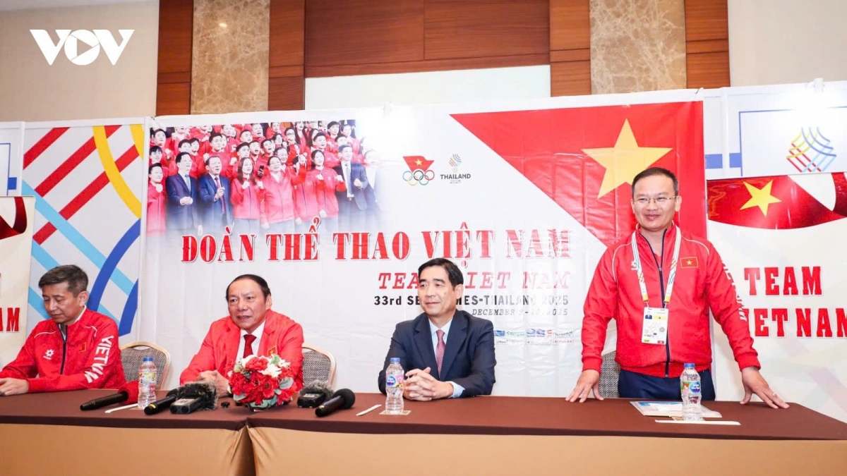 Vietnamese Minister of Culture, Sports and Tourism Nguyen Van Hung (second from left) at a meeting with officials, coaches and athletes of Vietnam in Thailand on December 9 ahead of the opening of SEA Games 33
