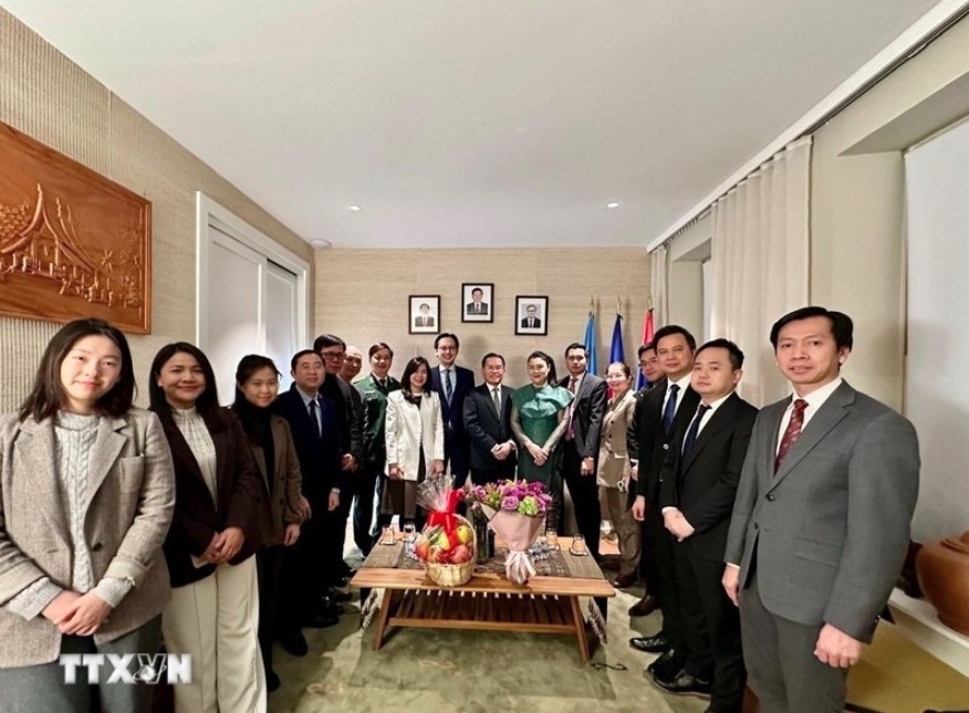 Representatives of the Permanent Missions of Vietnam and Laos to the United Nations at their meeting. (Photo: VNA)