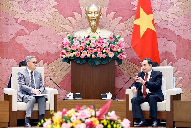 National Assembly Chairman Tran Thanh Man (R) and Lao Minister of Foreign Affairs Thongsavanh Phomvihane in Hanoi on December 18 (Photo: VNA)