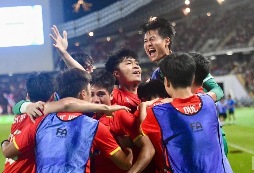Vietnam U22 players rejoice after clinching gold with a dramatic 3-2 win over Thailand U22 at the SEA Games 33 men’s football final
