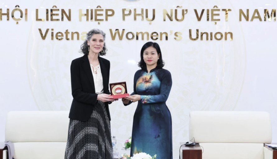 Nguyen Thi Tuyen (R), Vice President of the VFF Central Committee and President of the Vietnam Women's Union, and Ramla Khalidi, UNDP Resident Representative in Vietnam, at their meeting in Hanoi on December 10 (Photo: VNA)