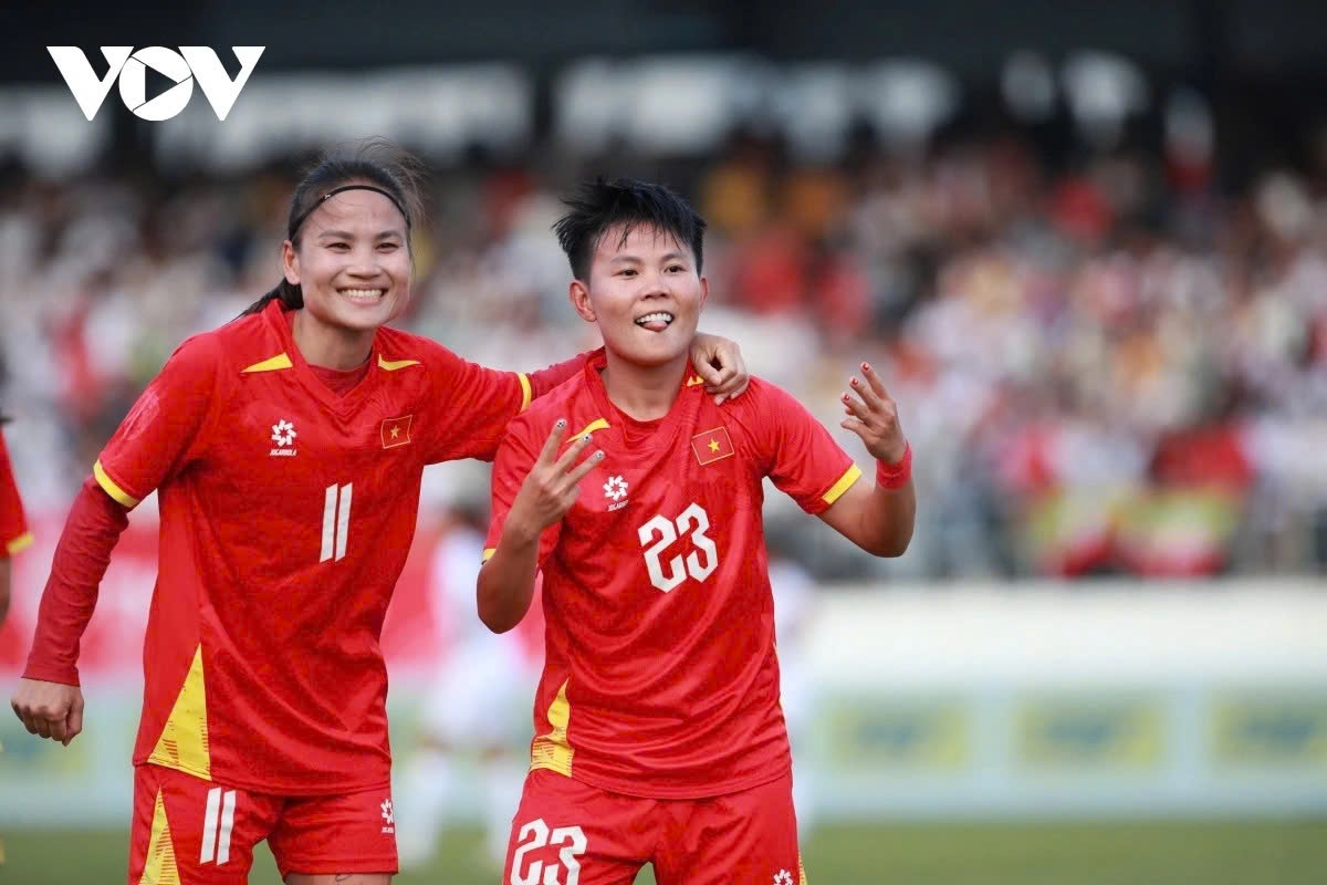 Van Su celebrates her goal in Vietnam's 2-0 win over Myanmar at SEA Games 33 on December 11