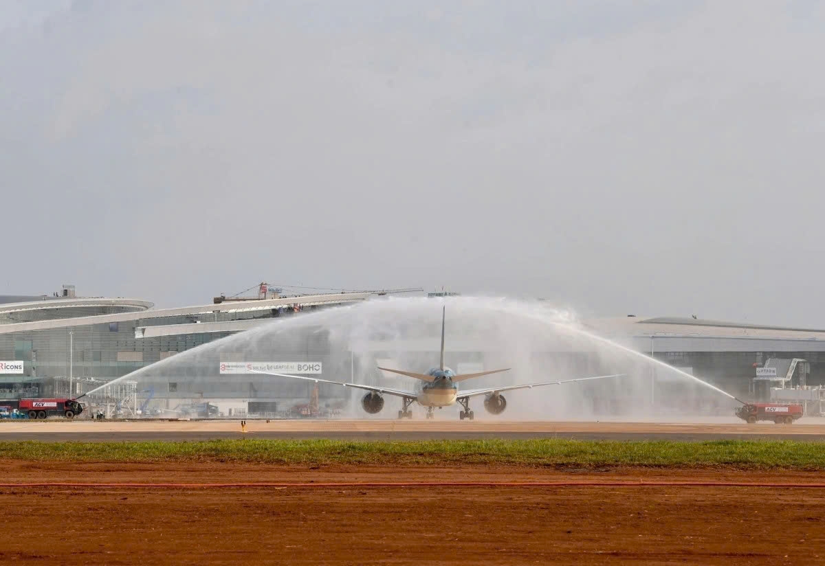A welcoming ceremony for Vietnam Airlines’ Boeing 787 Dreamliner following its successful landing at Long Thanh International Airport on December 15