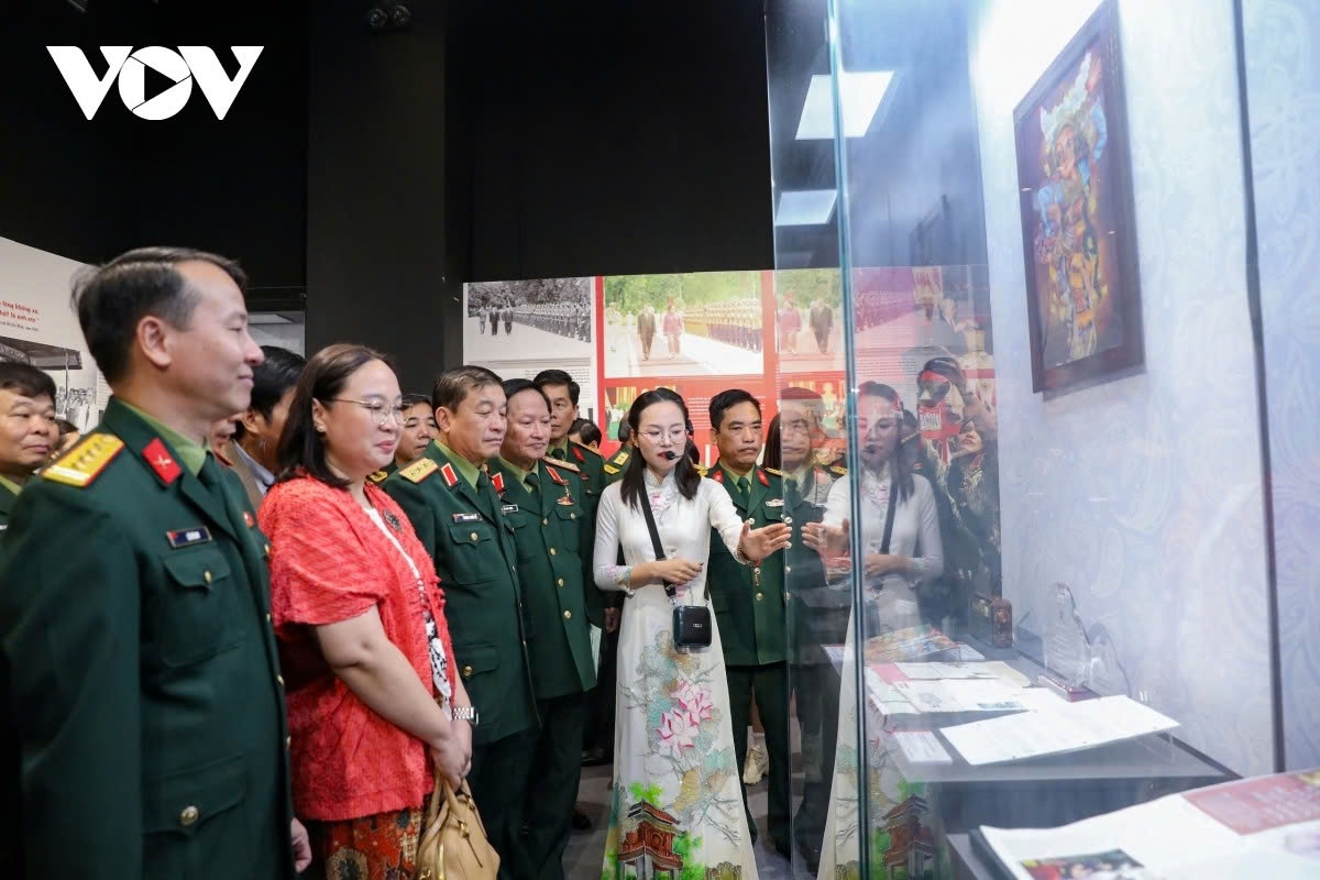 Delegates visit a space to displaying letters from Indonesian listeners to the Voice of Vietnam