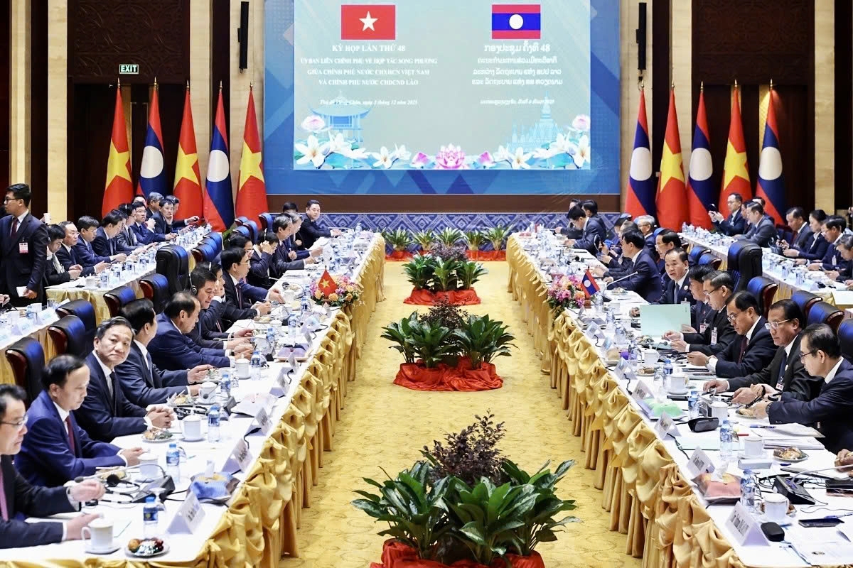 Vietnam and Laos outline cooperation orientations under the guiding framework of “great friendship, special solidarity, comprehensive cooperation, and strategic cohesion” at the 48th meeting of the Vietnam - Laos Intergovernmental Committee in Vientiane on December 3. (Photo: VGP)