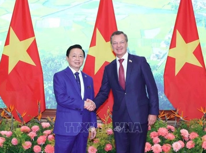 Deputy Prime Minister Tran Hong Ha (L) and Andrey Vladimirovich Yatskin, First Deputy Speaker of the Federation Council of Russia's Federal Assembly, in Hanoi on December 1. (Photo: VNA)