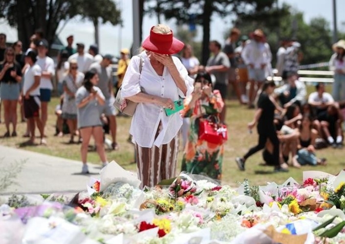 Flowers are laid in memory of victims of the shooting on Bondi Beach in Sydney, Australia, on December 15, 2025. (Photo: Xinhua/VNA)