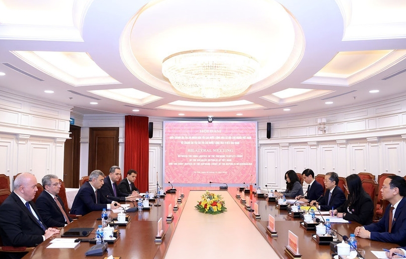 The talks between Chief Justice of the Supreme People’s Court of Vietnam Nguyen Van Quang and Chief Justice of the Supreme Court of Azerbaijan Inam Imdad Karimov in Hanoi on December 2 (Photo: VNA)