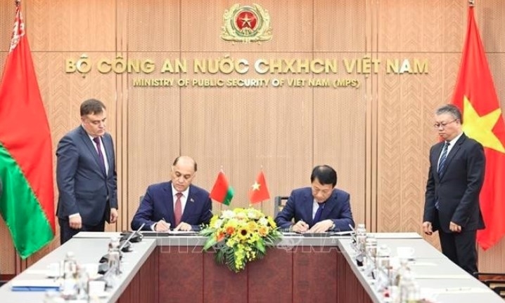 Vietnamese Minister of Public Security General Luong Tam Quang and State Secretary of the Security Council of Belarus Volfovich Aleksandr Grigorievich sign a protocol to establish a joint working group to expand and strengthen cooperation in security. (Photo: VNS)