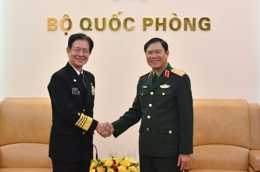 Gen. Nguyen Tan Cuong (R), Chief of the General Staff of the Vietnam People’s Army and Deputy Minister of National Defence, meets with Admiral Saito Akira, Chief of Staff of the Japan Maritime Self-Defence Force, in Hanoi on December 11, 2025. (Photo: qdnd.vn)