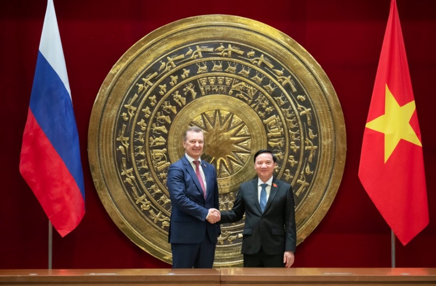 National Assembly Vice Chairman Nguyen Khac Dinh (R) and visiting First Deputy Speaker of Federation Council of Russia's Federal Assembly Andrey Vladimirovich Yatskin in Hanoi on December 1. (Photo: quochoi.vn)