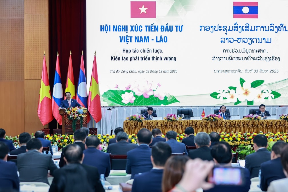 Vietnamese Prime Minister Pham Minh Chinh speaks at the Vietnam - Laos investment promotion conference in Vientiane on December 3. (Photo: VGP)