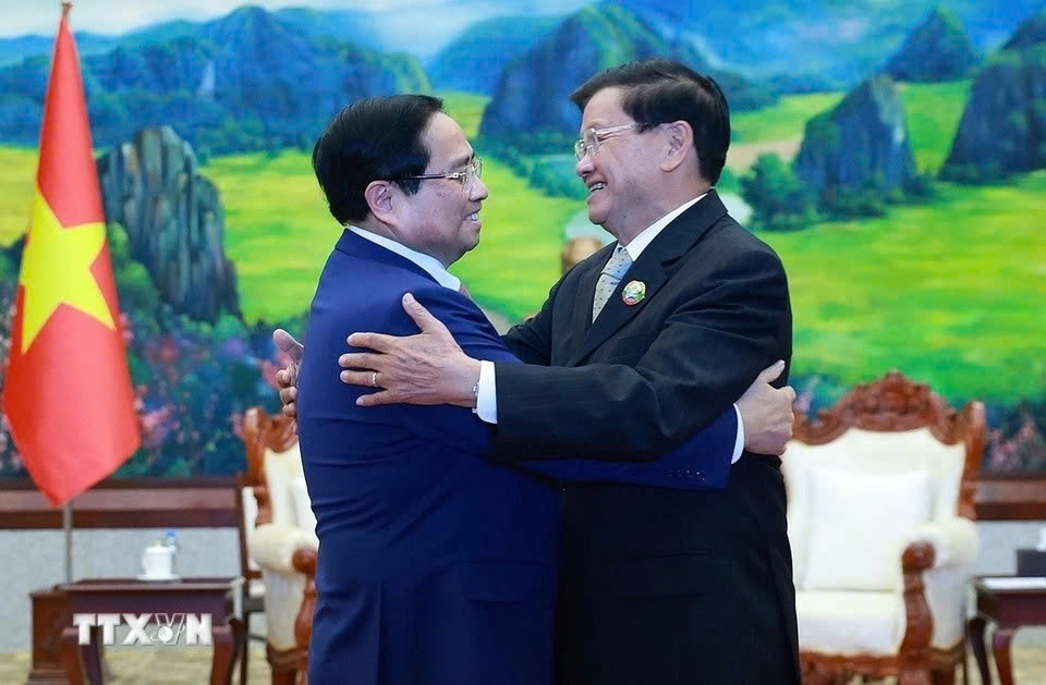 Vietnamese Prime Minister Pham Minh Chinh (L) meets with Lao Party General Secretary and President Thongloun Sisoulith in Vientiane on December 3 (Photo: VNA)