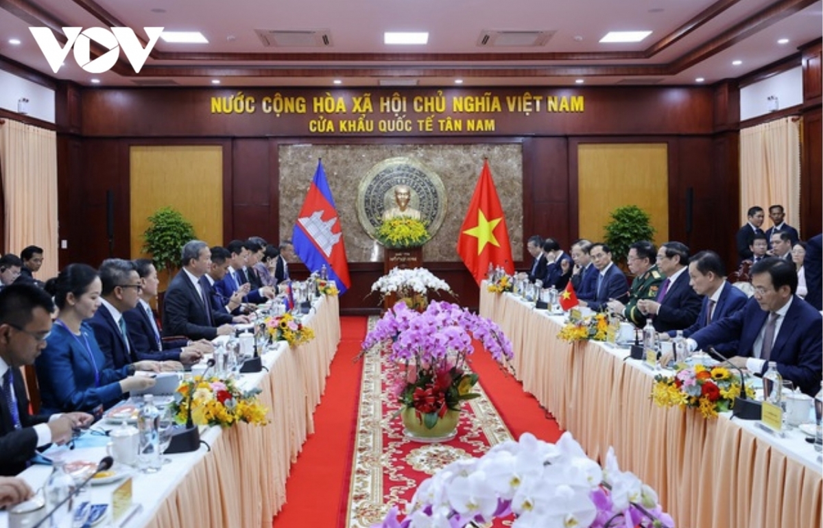 Vietnamese and Cambodian PMs hold talks to review cooperation and discuss ways to strengthen ties