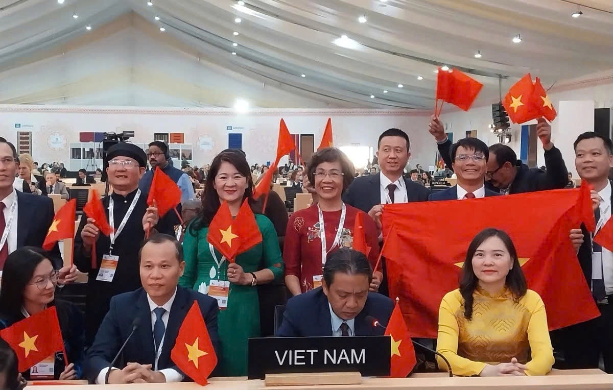 Vietnamese representatives celebrate UNESCO's recognition of Dong Ho folk painting craft in need of urgent safeguarding at the 20th session of the UNESCO Intergovernmental Committee for the Safeguarding of the Intangible Cultural Heritage in India