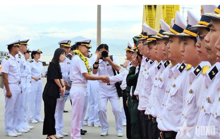 The welcoming ceremony for RoK Navy training ship ROKS Hansando at Tien Sa port (Photo:qdnd.vn)
