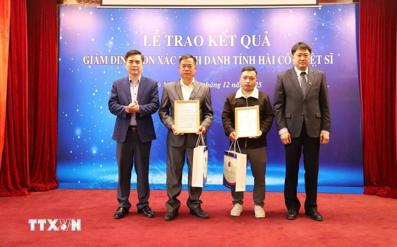 Professor Dr. Chu Hoang Ha, Vice President of the Vietnam Academy of Science and Technology, presents the DNA identification report of the martyr’s remains to the family.