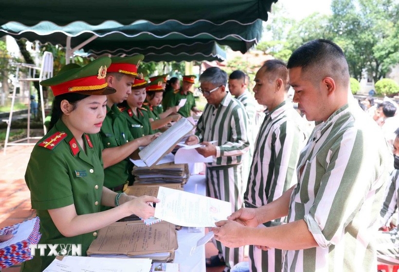 Police officers of the Phu Son 4 Prison present amnesty decisions to persons granted amnesty in 2025.