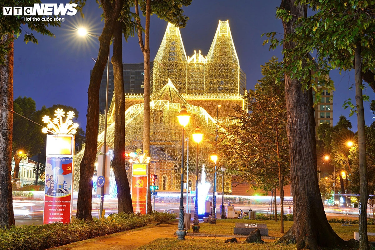 This marks the third consecutive year that Notre Dame Cathedral has been illuminated for Christmas since its 2017 restoration. The LED lighting system has been fully installed and operational for the past four days, lighting up each evening from 6:45 p.m. to 11 p.m.