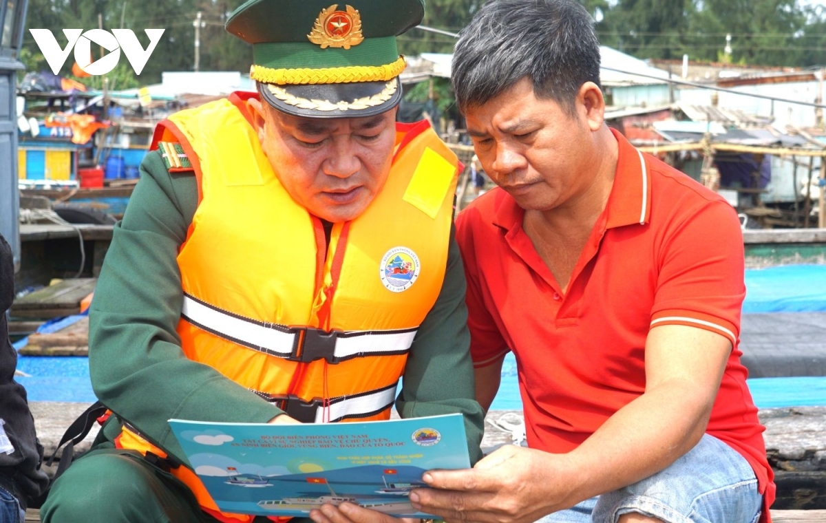 Border guards brief fishermen on IUU fishing regulations