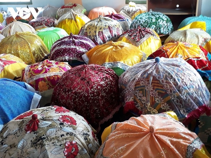 Trays of offerings are covered when brought into the mosque. (Photo: Doan Si/VOV–Ho Chi Minh City)