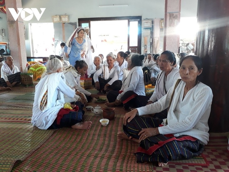 Cham women in traditional attire gather in the mosque. (Photo: Doan Si/VOV–Ho Chi Minh City)