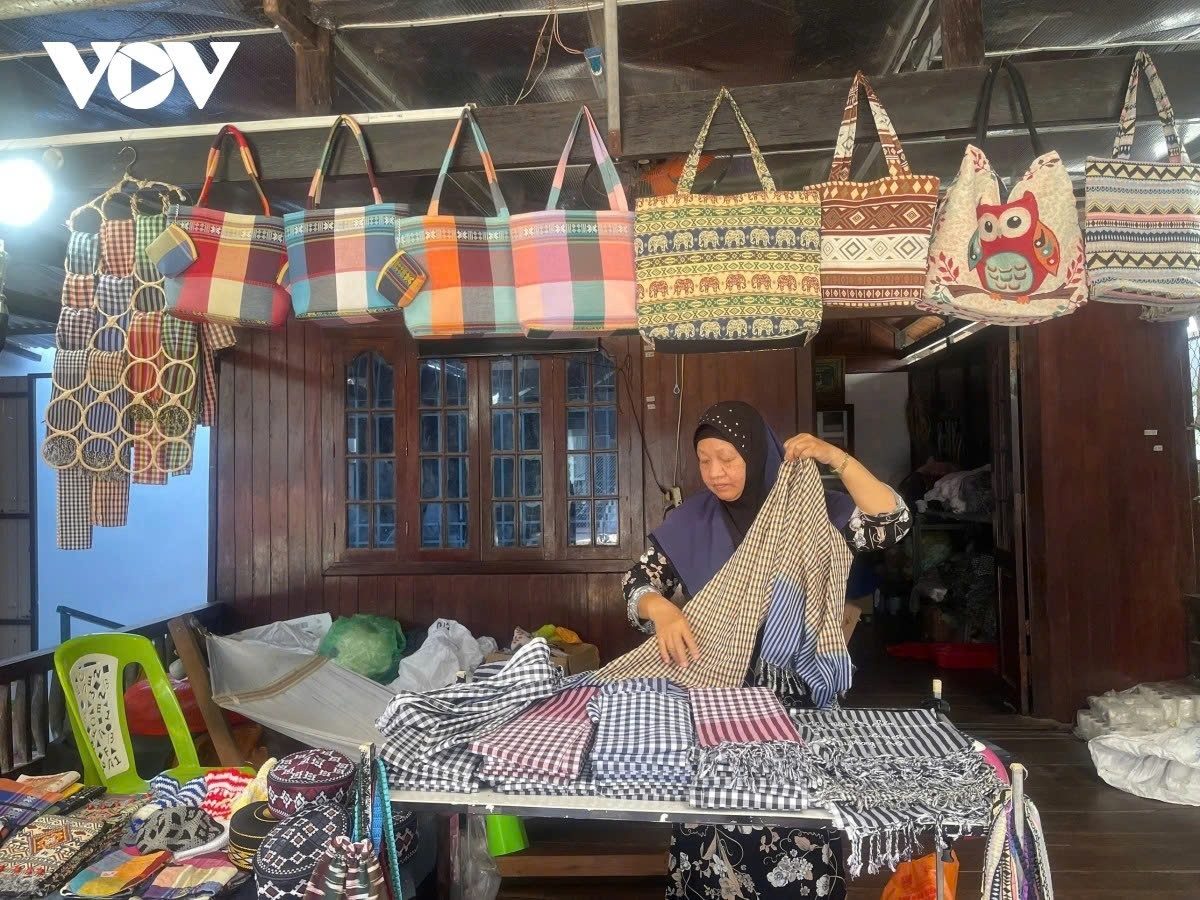 In 2023, the traditional brocade weaving craft of Cham ethnic group in Chau Phong is recognised by the Ministry of Culture, Sports and Tourism as a national intangible cultural heritage, underscoring the craft’s immense cultural and historical value.