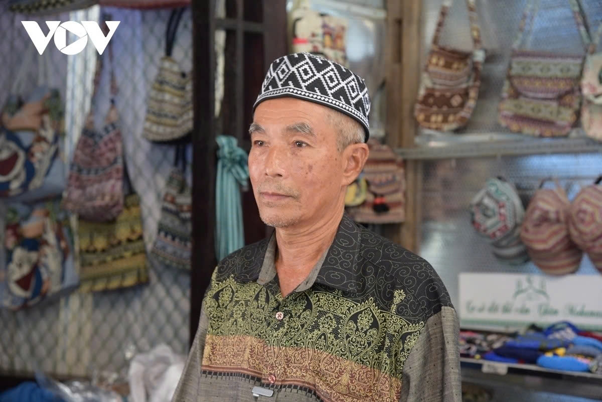 Born in 1958, Mohamad, a third-generation craftsman, has been involved with weaving for nearly 50 years. He shares that the craft not only creates stable jobs for Cham women but also encourages them to preserve it and spread its cultural values ​​to the world.