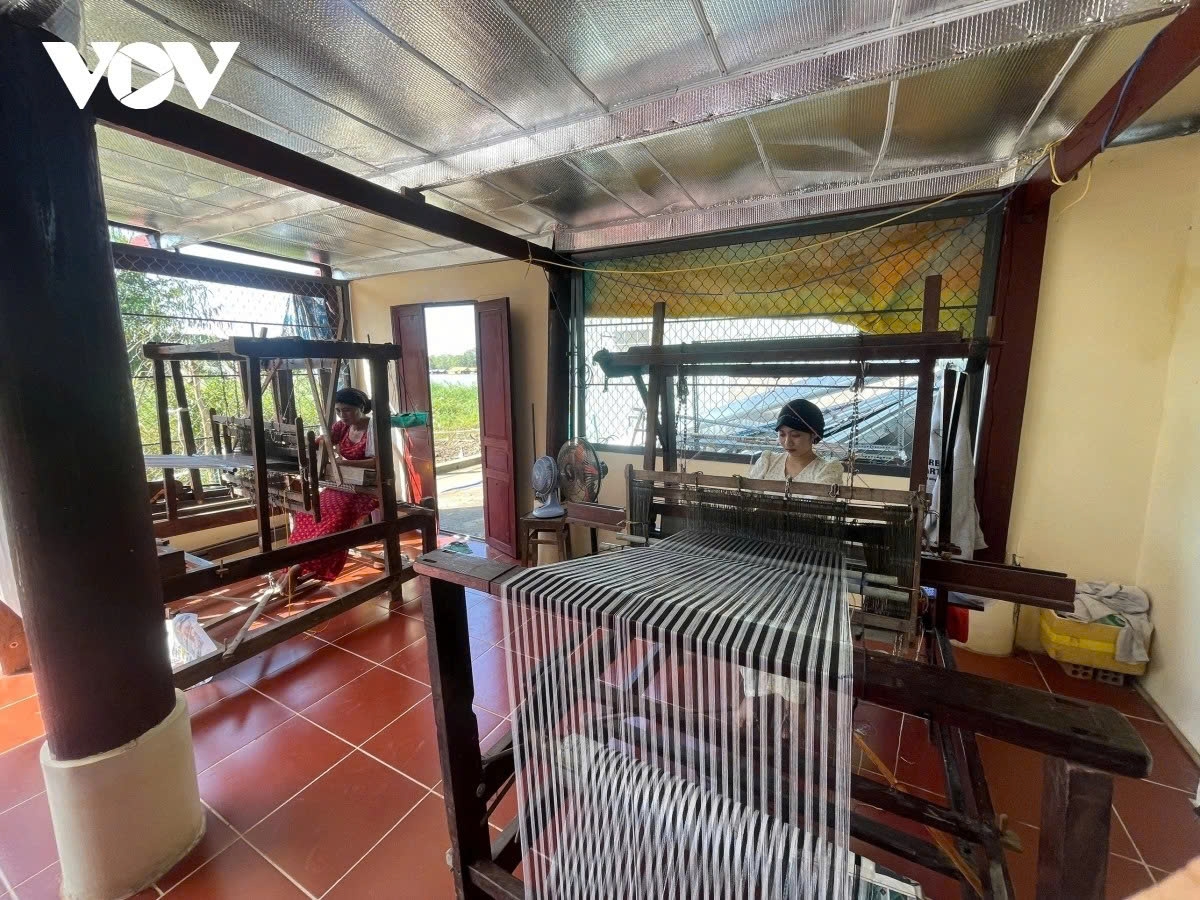 With their skillful hands, Cham women play a central role in the art of brocade weaving. Creating a finished piece involves multiple intricate steps, including soaking the yarn, and dyeing it with natural colours extracted from plants, such as indigo, red, yellow, green, and black, followed by drying and weaving.
