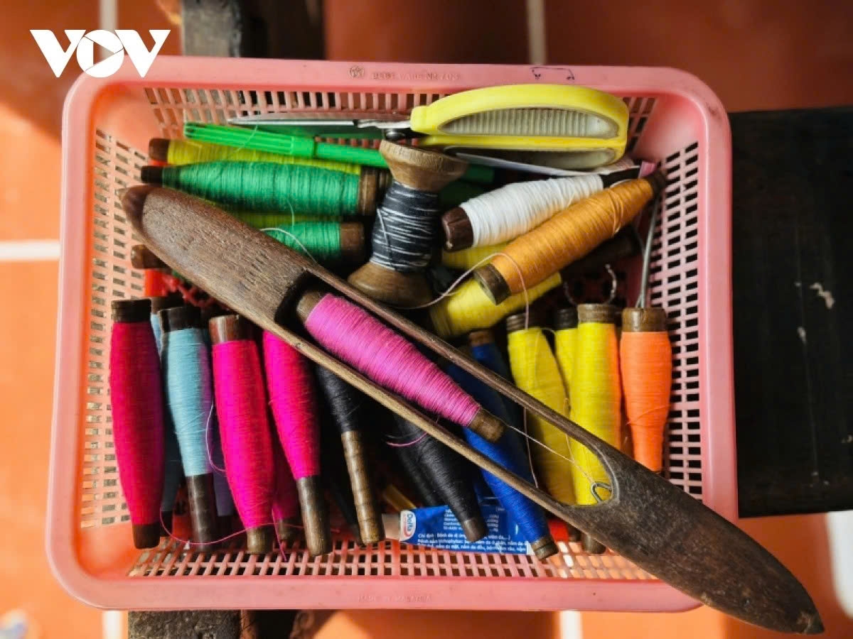 The distinctive character of the Cham people’s brocade lies in their weaving techniques, which produce a rich variety of colours and intricate patterns on each piece.