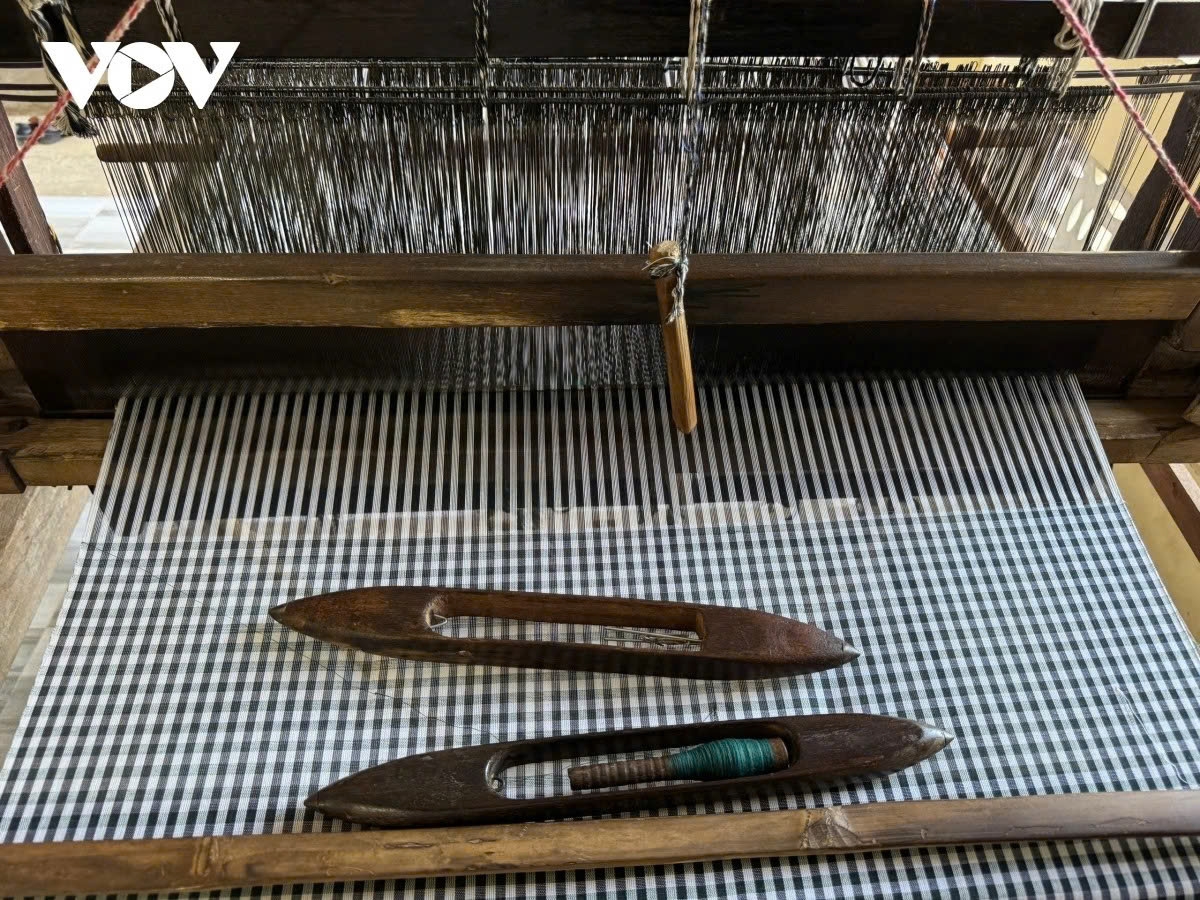 The patterns on Cham brocade fabrics are diverse and colourful.