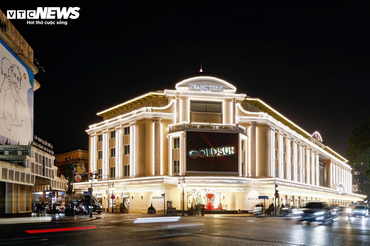 Hanoi malls sparkle with Christmas trees and festive displays, catching every eye as the holiday season nears.